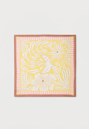 Foulard carré jaune avec motifs floraux et feuilles blanches, un dessin central d'oiseau, des rayures roses et blanches, et une bordure à pois couleur rouille.