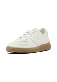Sneaker in suede bianca con punta tonda, dettagli testurizzati e suola in gomma naturale. Presentano lacci piatti bianchi e sottili strisce laterali.