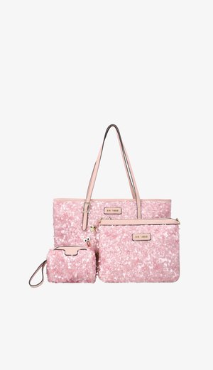 Trois sacs à paillettes roses comprenant un tote, un sac à bandoulière et une petite pochette zippée avec des sangles et bordures rose clair.