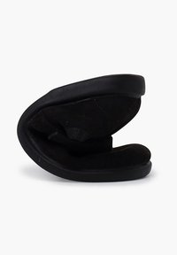 Pantof cu o design unic și curbat, realizat dintr-un material moale din suede, având o talpă din cauciuc netedă și detalii minime de cusătură.