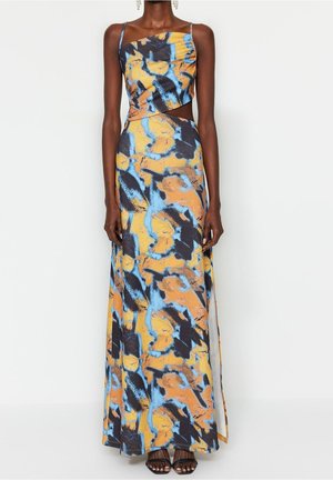 Maxi-jurk gemaakt van lichtgewicht stof, met een abstract patroon in oranje, zwart en blauw. Voorzien van dunne schouderbandjes en een uitsnijding aan de zijkant.