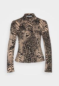 Langermige, getailleerde blouse van textiel met een zwarte en tan dierenprint en een knoopsluiting aan de voorkant.