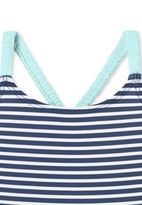 Costume da bagno a righe navy e bianche con spalline arricciate azzurro chiaro e scollatura arrotondata, realizzato in tessuto morbido e elasticizzato.