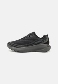 Zapato deportivo negro con parte superior de malla transpirable, superficie texturizada, talón reforzado y una suela acolchada para mayor comodidad y tracción.