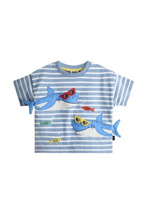 Blå-hvidstribet børneskjorte med to blå hajer, der bærer solbriller, og tre små farverige fisk omkring dem.