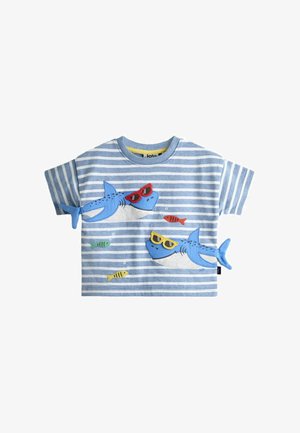 Dziecięca koszula w niebiesko-białe paski z dwoma niebieskimi rekinami noszącymi okulary przeciwsłoneczne oraz trzema małymi kolorowymi rybkami wokół nich.