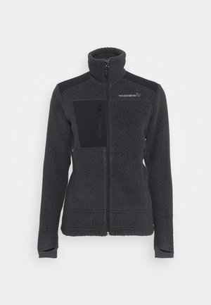 Veste polaire gris foncé avec col montant, fermeture éclair intégrale et accents noirs aux épaules. Comprend une poche poitrine zippée et un tissu texturé.