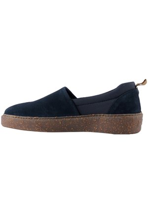 Slip-on-tyyliset vapaa-ajan kengät, joissa tummansininen päällinen, joustavat sivupaneelit ja laikukas ruskea kumipohja, jossa vetolenkki kannassa.