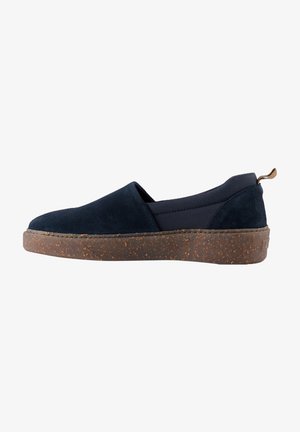 Chaussure décontractée slip-on avec dessus bleu marine foncé, panneaux latéraux extensibles et semelle en caoutchouc marron tachetée avec languette au talon.