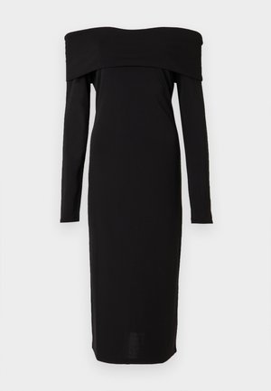 Robe noire décolletée avec des manches longues, design ajusté et longueur midi. Texture lisse avec un col haut et des détails minimalistes.
