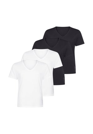 To hvide og to sorte T-shirts med korte ærmer og V-udskæring stablet diagonalt på en hvid baggrund.