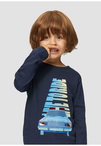 Marineblaue Langarmshirt mit einem vorderen Grafikdruck eines blauen Polizeiwagens mit roten Lichtern und fettgedrucktem Text. Aus Baumwollmaterial, normale Passform.