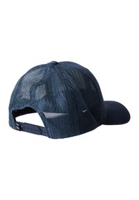 Gorra de béisbol azul marino con paneles traseros de malla y cierre ajustable a presión, mostrada desde el lado trasero derecho.