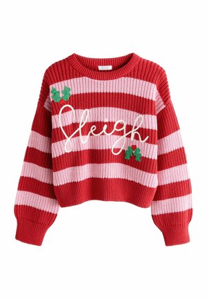 Czerwony i różowy sweter w paski, z napisem „Sleigh” białą kursywą oraz zielonymi ozdobami z liści ostrokrzewu.
