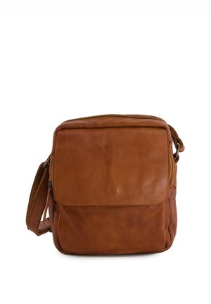 Brun læder crossbody taske med frontlomme med klap og justerbar stofrem, vist mod en hvid baggrund.