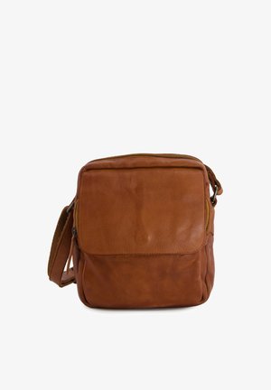 Hnědá kožená crossbody taška s předním kapsou s klopou a nastavitelným látkovým popruhem, zobrazena na bílém pozadí.
