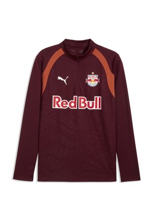 Weinrotes langärmeliges Sporttrikot mit orangen Schulterakzenten, Red Bull Salzburg-Logo, Puma-Logo und Red Bull Sponsor-Text in Weiß und Rot.