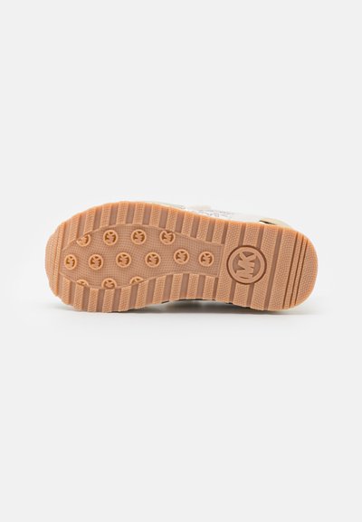 Rubberen buitenzool met een gestructureerd, ribbelpatroon. Glad tan kleur met ronde grips. Bevat een logo dat is ingeperst op het hielgedeelte.