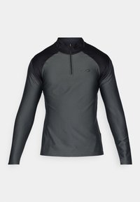 Pullover sportif à manches longues, gris foncé, avec des épaules noires et un col zippé sur le devant, sur fond blanc uni.