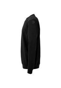 Zwarte sweatshirt met een ronde hals, ribgebreide manchetten en zoom, en een subtiel circulair logo op de schouder. Glad textuur, klassieke pasvorm.
