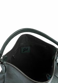 Borsa a tracolla verde in pelle con esterno testurizzato, apertura con zip e interno in tessuto nero; presenta una piccola tasca interna.