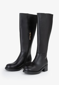 Stivali in pelle nera alti fino al ginocchio con punta rotonda, chiusura laterale con zip in metallo dorato e tacco a blocco chunky. Texture liscia, design minimale.