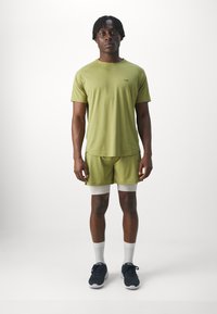 ICANIWILL STRIDE RAGLAN - Spordi T-särk - light olive