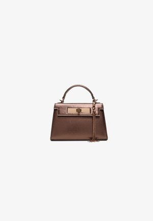 Sac à main en métal brun avec une forme structurée, une poignée supérieure, des accessoires en métal doré et un accent de pompon décoratif. Détail de surface texturée.