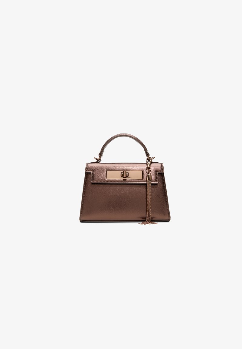 Borsa a mano metallica marrone con una forma strutturata, manico superiore, accessori in tonalità oro e un accentuato frangiottoni decorativo. Dettaglio della superficie testurizzata.