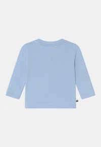 Tommy Hilfiger BABY ESSENTIAL TEE UNISEX - Langarmshirt - chambray sky
