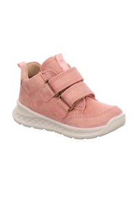 Rosa Wildlederschuhe für Kinder mit zwei Klettverschlüssen, runder Zehenpartie und einer strukturierten weißen Gummisohle.