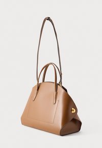 Bolso de mano de cuero marrón con forma estructurada, doble asa superior y una correa de hombro desmontable. Cuenta con herrajes en tono dorado y detalles de costura.