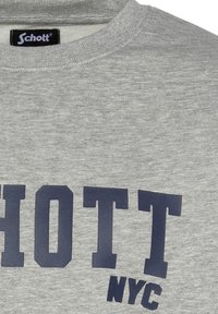 Felpa grigia con collo rotondo, realizzata in morbido cotone, con la scritta in bold blu navy "SCHOTT NYC" centrata sul davanti.