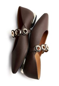 Ballerine in pelle marrone con punta affusolata, dotate di una cinghia decorata con tre anelli metallici e un piccolo dettaglio argentato sul tacco.