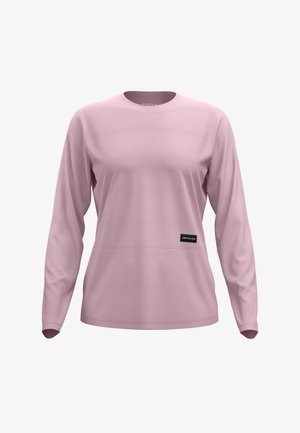 Langarmshirt aus weichem, pinkfarbenem Stoff mit rundem Halsausschnitt. Es hat eine horizontale Nahtdetails und ein schwarzes Logo-Patch auf der Vorderseite.