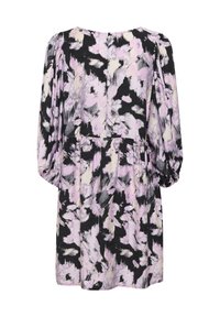 Kurzes Kleid mit einem schwarzen, weißen und lila abstrakten Muster, runder Halslinie und Raffung an den Ärmeln und der Taille.