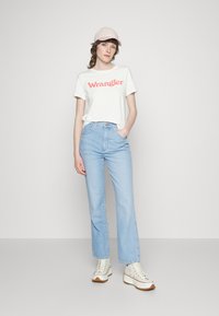 Wrangler WILD WEST - Calças de ganga de perna direita - crystal ice