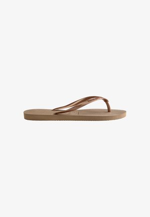 Enkelt brun flip-flop sandal med tekstureret sål og matchende Y-formede gummistropper på hvid baggrund.
