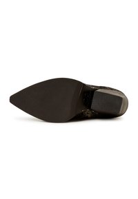 Chaussure à bout pointu avec un dessus texturé et à motifs dans des couleurs sombres. Comprend une semelle en caoutchouc et un talon solide.