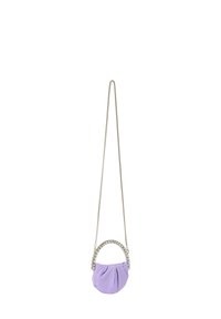 Borsa a pieghe lilla con tracolla in catena argentata e manico adornato di strass. Texture morbida e forma arrotondata.