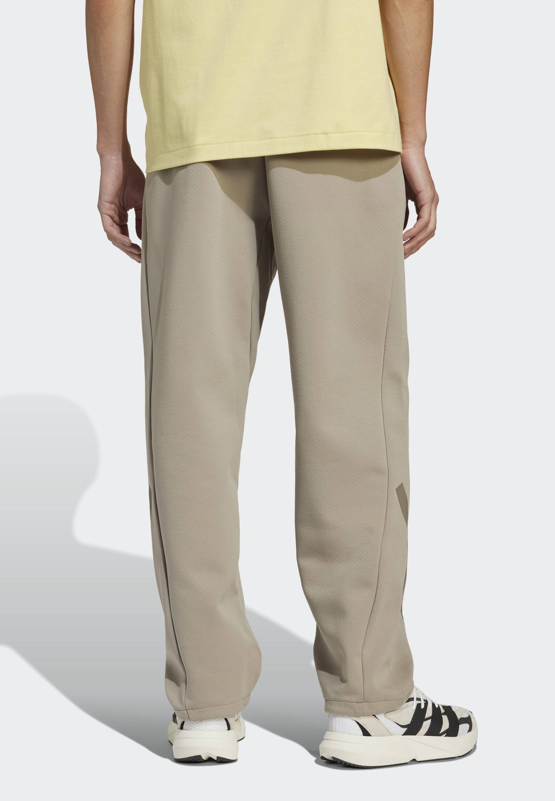 パンツ abeundmor studio straight pants beige adidas Sportswear Z N E OPEN-HEM LOOSE - Jogginghose - putty beige
