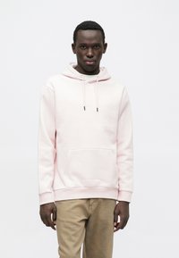 Hellrosa Kapuzenpullover mit Kängurutasche, verstellbaren Kordeln, gerippten Bündchen und Saum. Hergestellt aus weichem Stoff mit schlichtem Design.