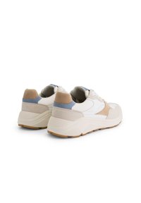 Travelin Trainers - sand blue