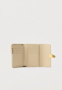 Portofel din piele bej deschis, având mai multe sloturi pentru carduri, un buzunar cu fermoar pentru monede pe stânga și un închizător de culoare aurie pe dreapta.