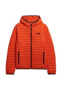 Chaqueta acolchada de color naranja con capucha, cremallera frontal completa, dos bolsillos laterales con cremallera y detalles en negro.