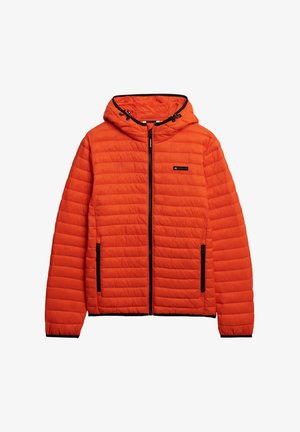 Chaqueta acolchada de color naranja con capucha, cremallera frontal completa, dos bolsillos laterales con cremallera y detalles en negro.