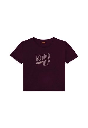 Camiseta corta de manga corta en púrpura oscuro con los textos "MOOD UP" y "FREDDY" impresos en blanco en el centro frontal.