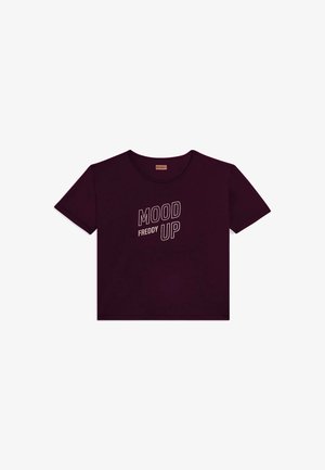 Camiseta corta de manga corta en púrpura oscuro con los textos "MOOD UP" y "FREDDY" impresos en blanco en el centro frontal.