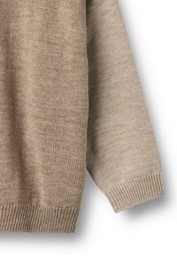 Maglione beige lavorato a maglia con una finitura testurizzata, caratterizzato da maniche larghe e rilassate e orli a costine. Il materiale sembra morbido e leggero.