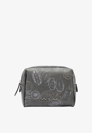 Borsa cosmetica grigia con finitura testurizzata, decorata con disegni di timbri da viaggio bianchi e chiusura con cerniera. Misura circa 20 centimetri di larghezza.